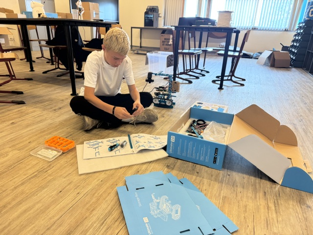 Een kind bouwt met een robotkit in de Future Skills Hub in Rozenburg